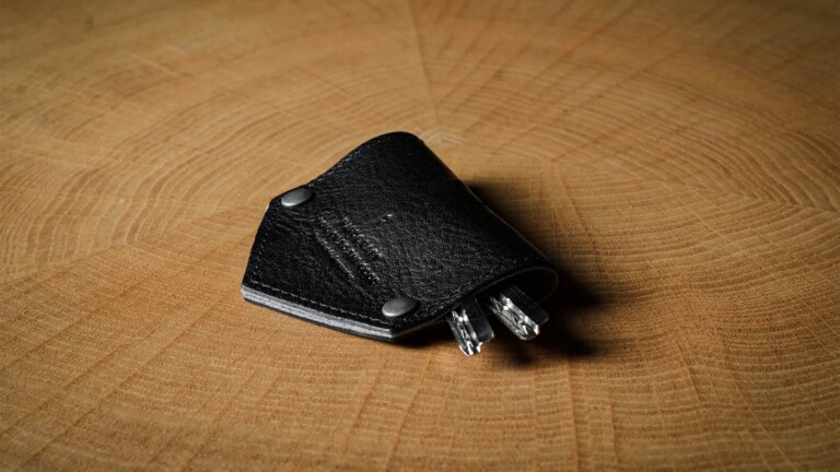 hardgraft Key Fold leather key pouch uses vegetable-tanned leather and organizes your keys