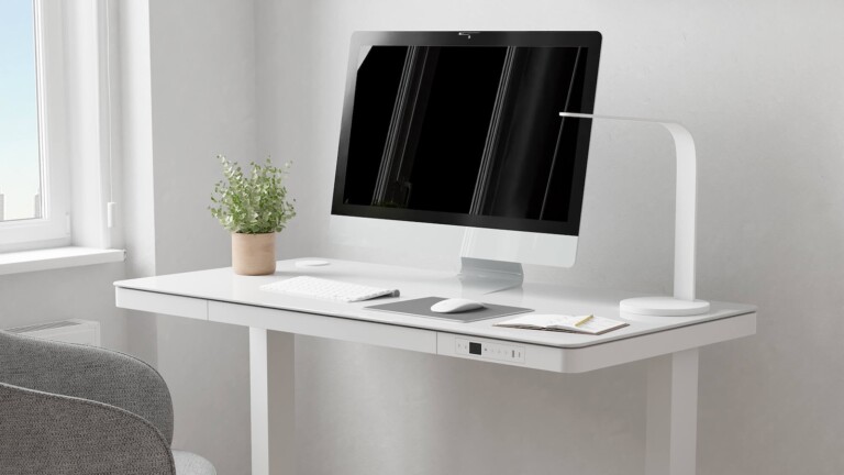 KOBLE Tori 4.0 smart desk has a magnetic charging station and USB charging points