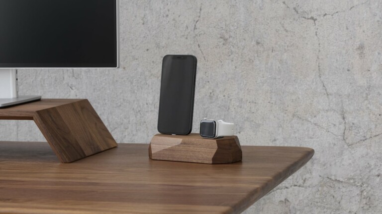 Oakywood Dual Dock charging station saves space and powers 2 Apple devices simultaneously